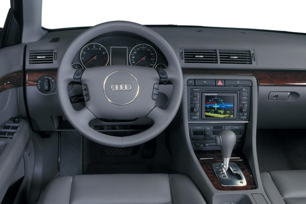 Audi A4 2 поколение B6 (2000-2005) Седан интерьер 
