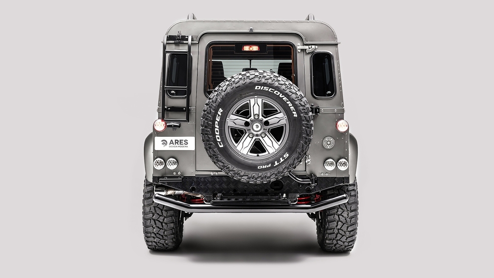 классический Land Rover Defender с тюнингом итальянского ателье Ares Design