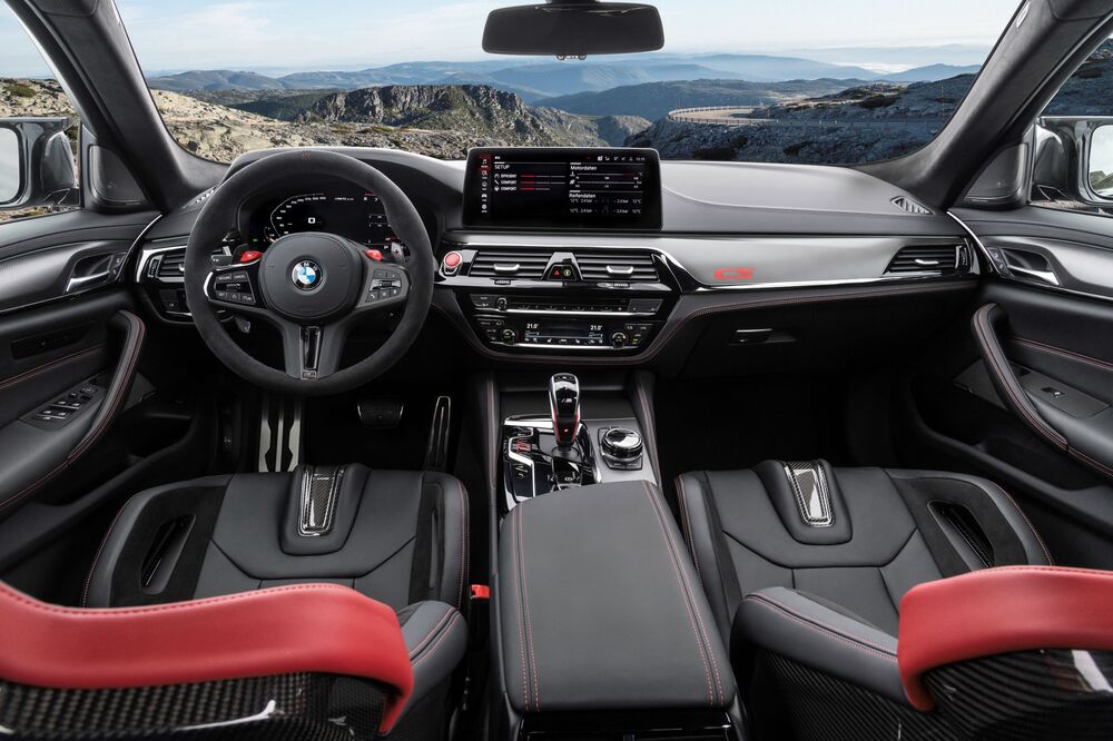седан BMW M5 CS