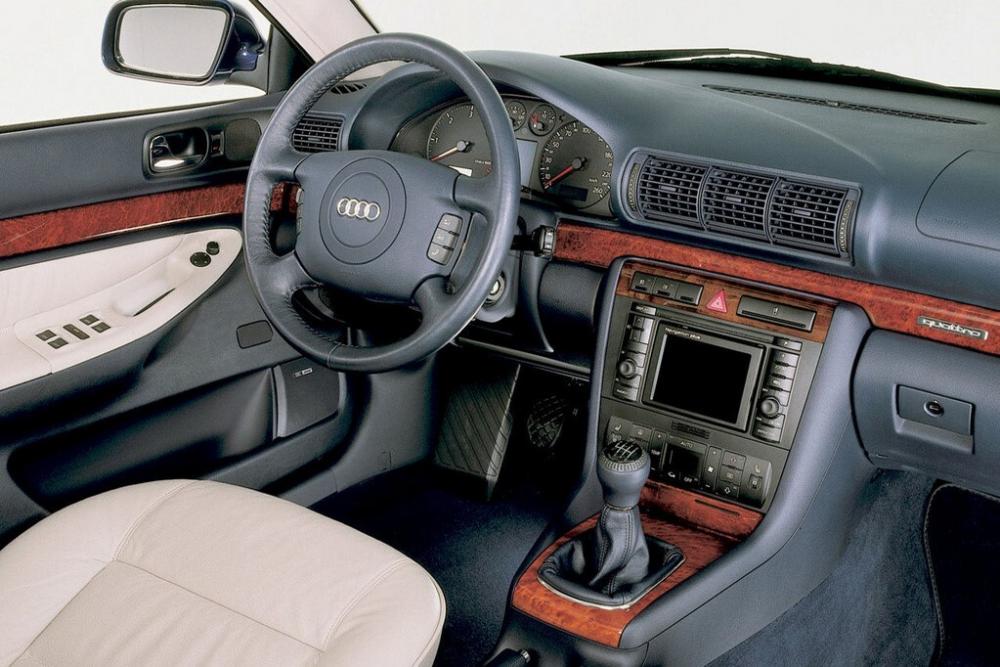 Audi A4 1 поколение B5 рестайлинг Avant интерьер 