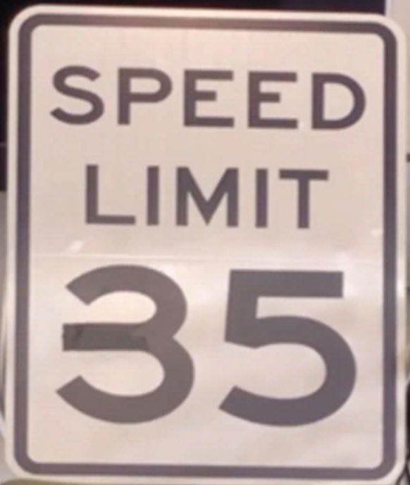 Знак ограничения скорости, обманувший автопилот Tesla