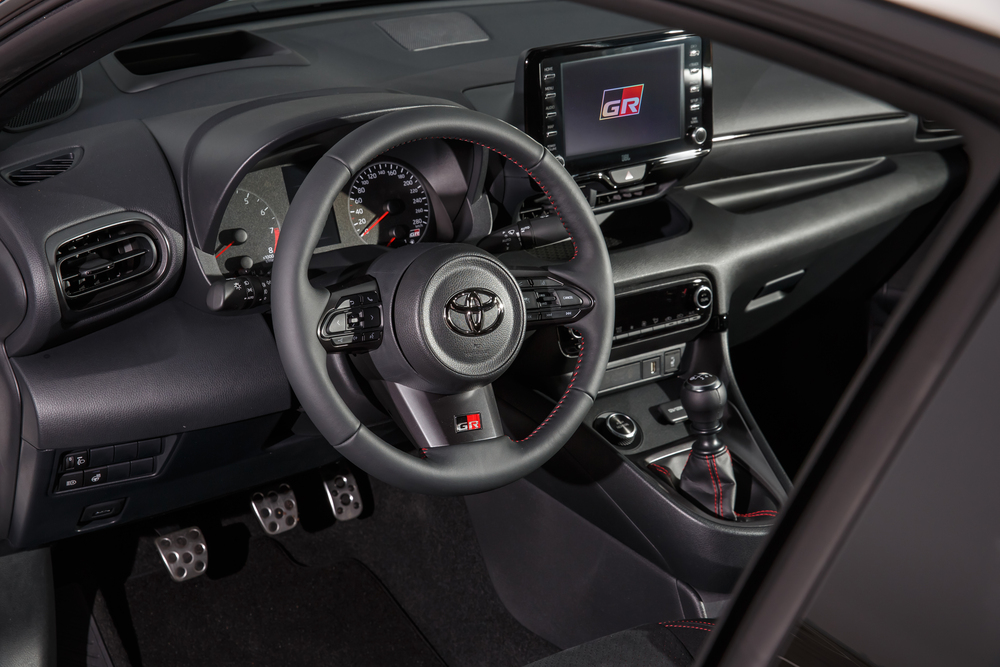 Toyota Yaris 4 поколение (2020) Хэтчбек 3 дв. GR интерьер