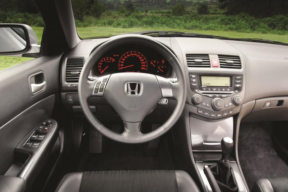 Honda Accord 7 поколение Седан 4-дв. интерьер 