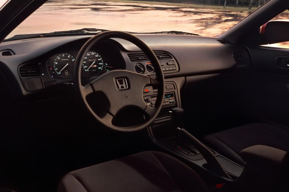 Honda Accord 5 поколение (1993-1996) Купе 2-дв. интерьер 