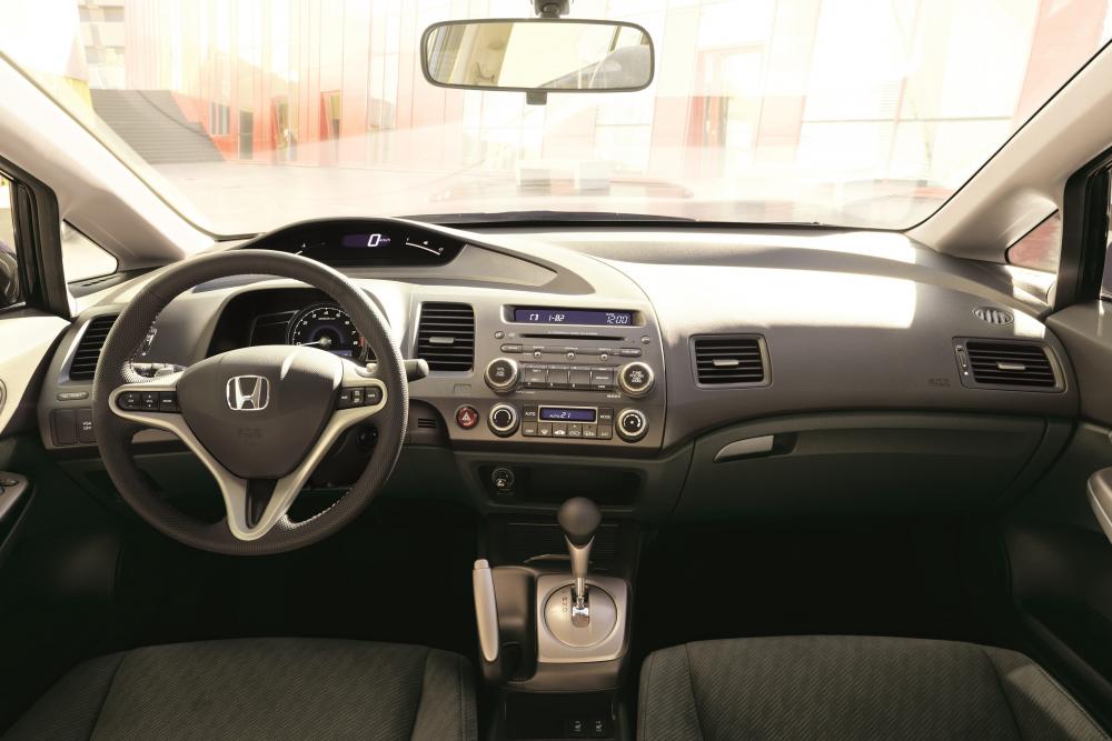 Honda Civic 8 поколение рестайлинг Hybrid седан 4-дв. интерьер 