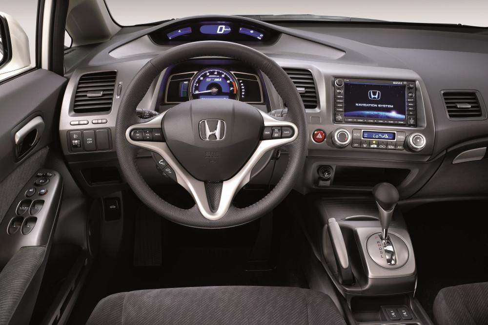 Honda Civic 8 поколение рестайлинг Hybrid седан 4-дв. интерьер
