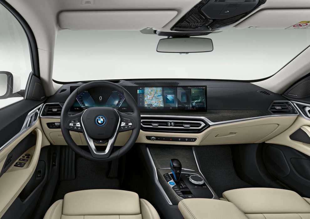 салон BMW i4 eDrive40