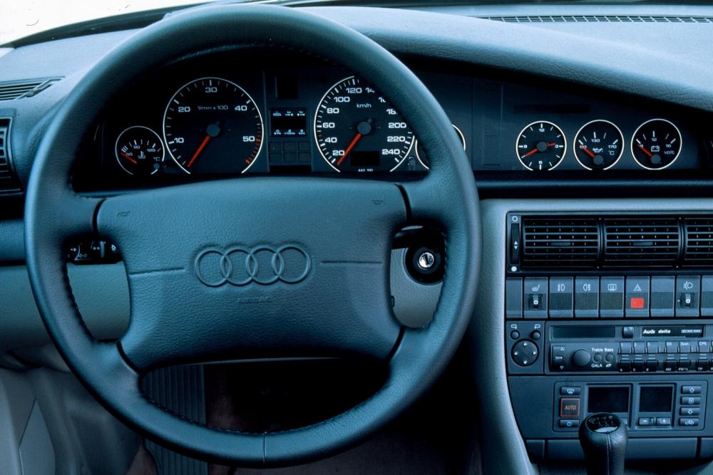 Audi A6 1 поколение A4/C4 (1994-1997) Универсал интерьер 