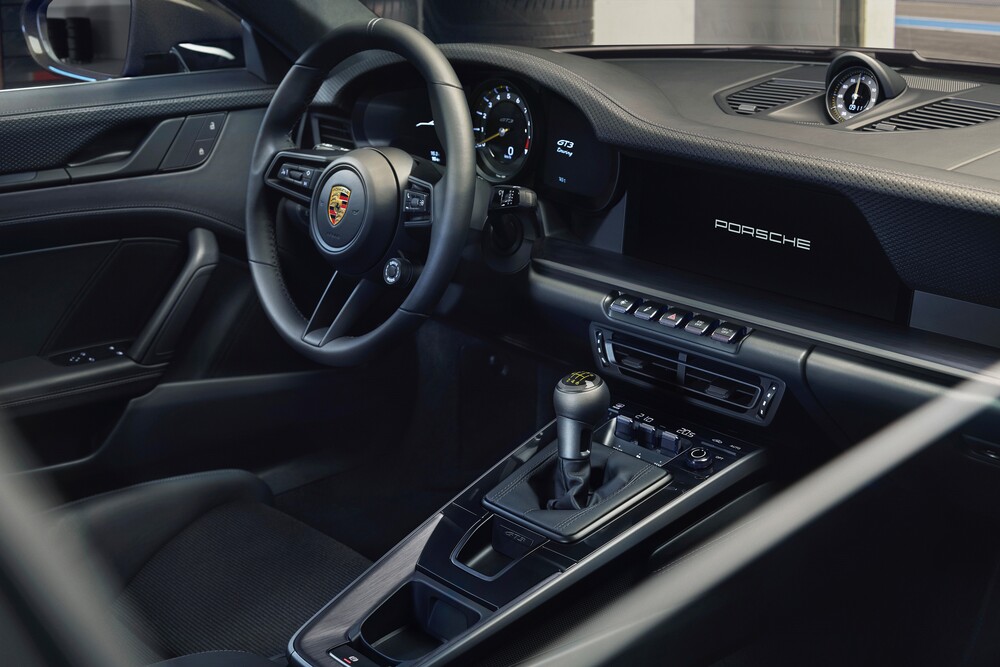 Porsche 911 GT3 992 (2021) купе интерьер 