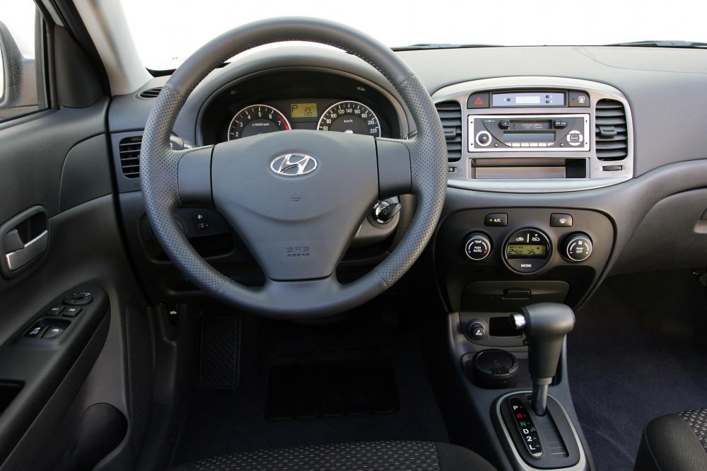 Hyundai Accent 3 поколение MC (2006-2011) Хетчбэк интерьер 