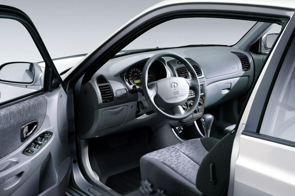 Hyundai Accent 2 поколение LC [рестайлинг] (2002-2006) Лифтбэк интерьер 