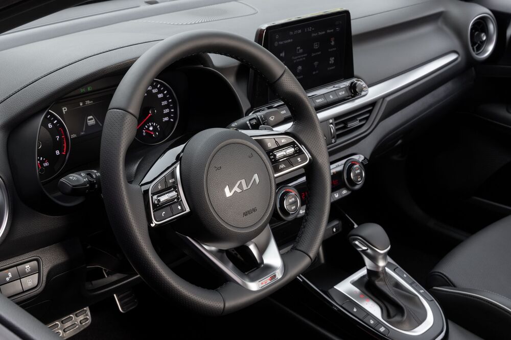 Kia Cerato 4 поколение (2021) седан интерьер 