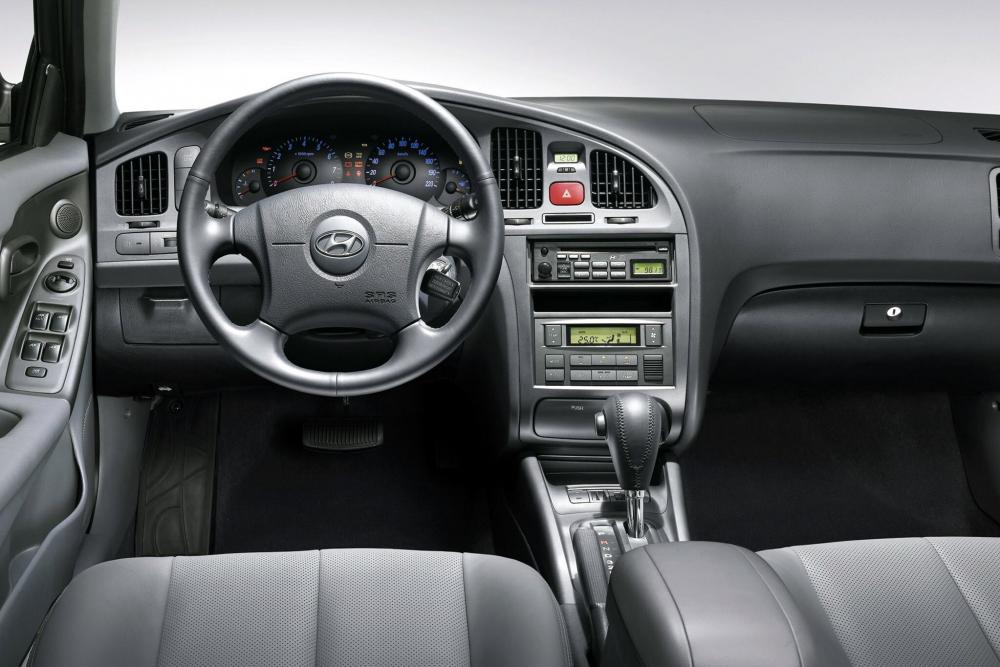 Hyundai Elantra 3 поколение XD (2000-2003) Седан интерьер