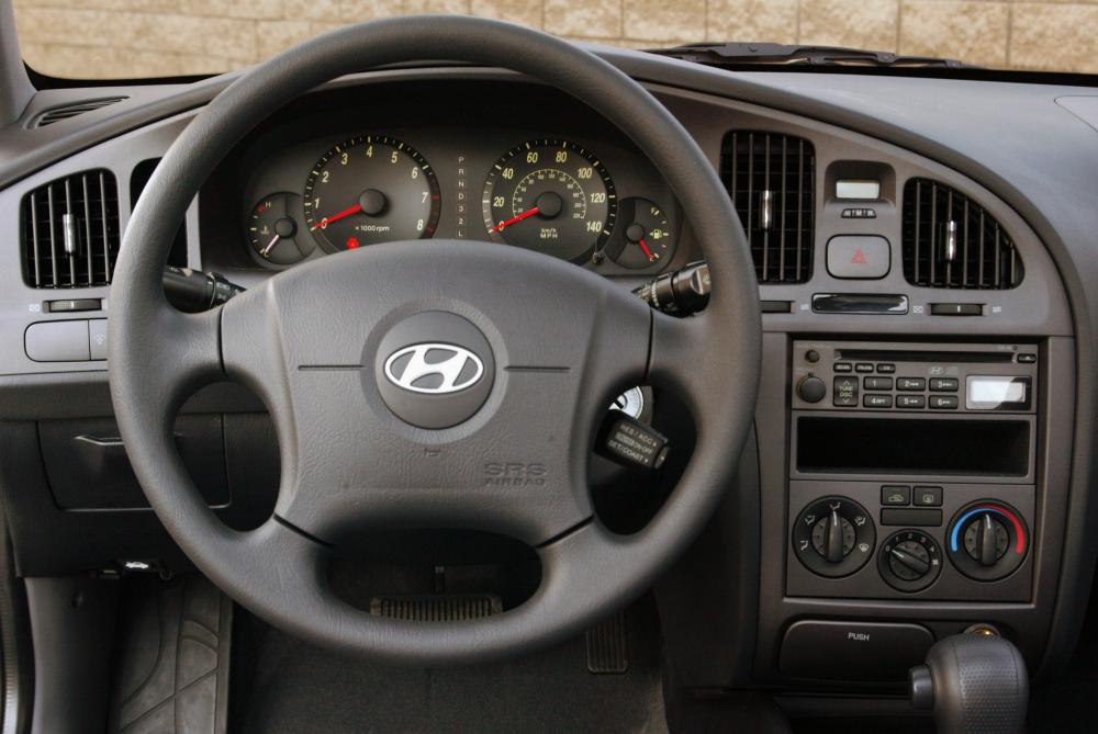 Hyundai Elantra 3 поколение XD рестайлинг (2003-2009) Седан интерьер