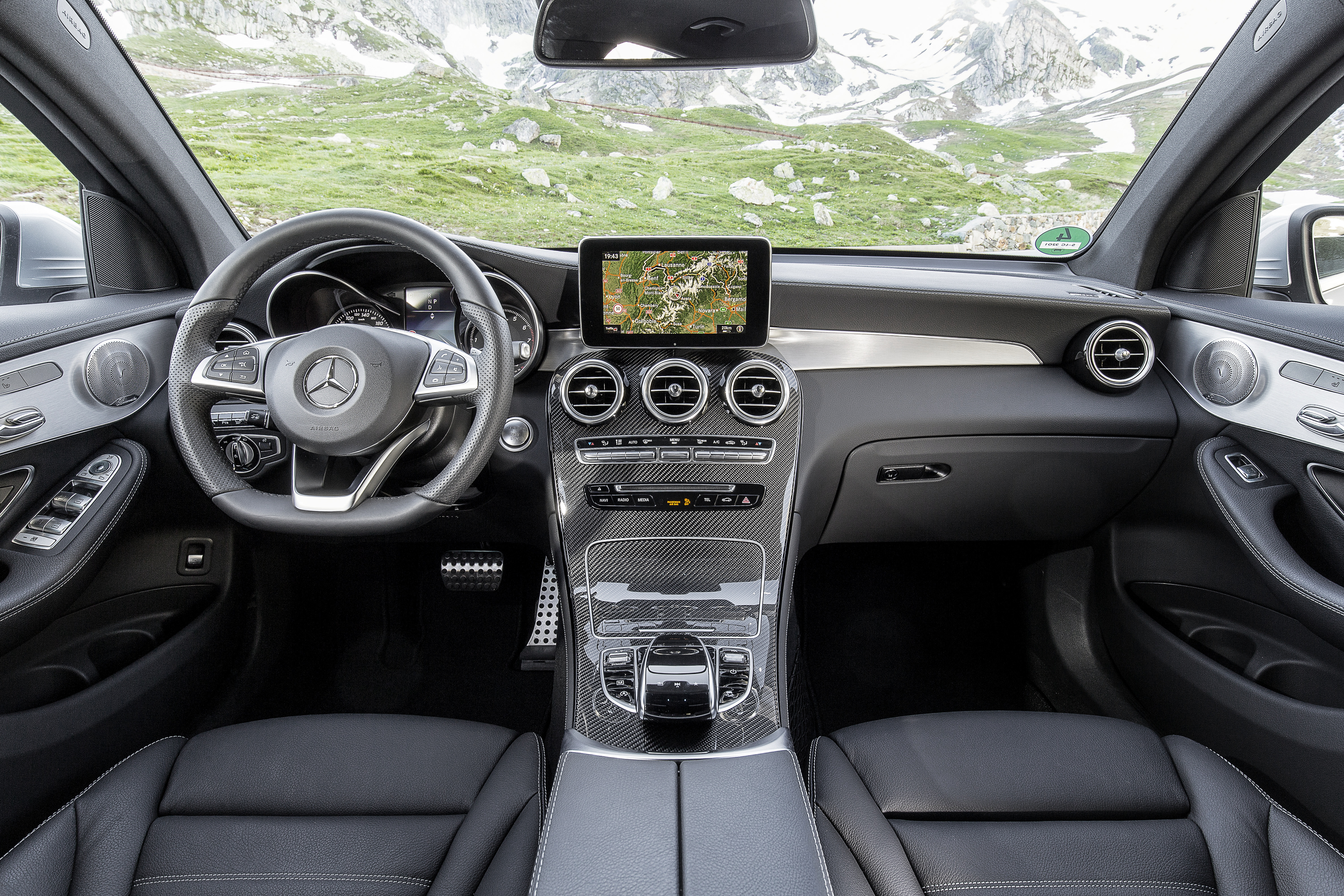 Мерседес салон внутри. Мерседес ГЛЦ 300. Mercedes Benz GLC Coupe 2017. Мерседес GLC купе. Mercedes Benz GLC 2017 салон.