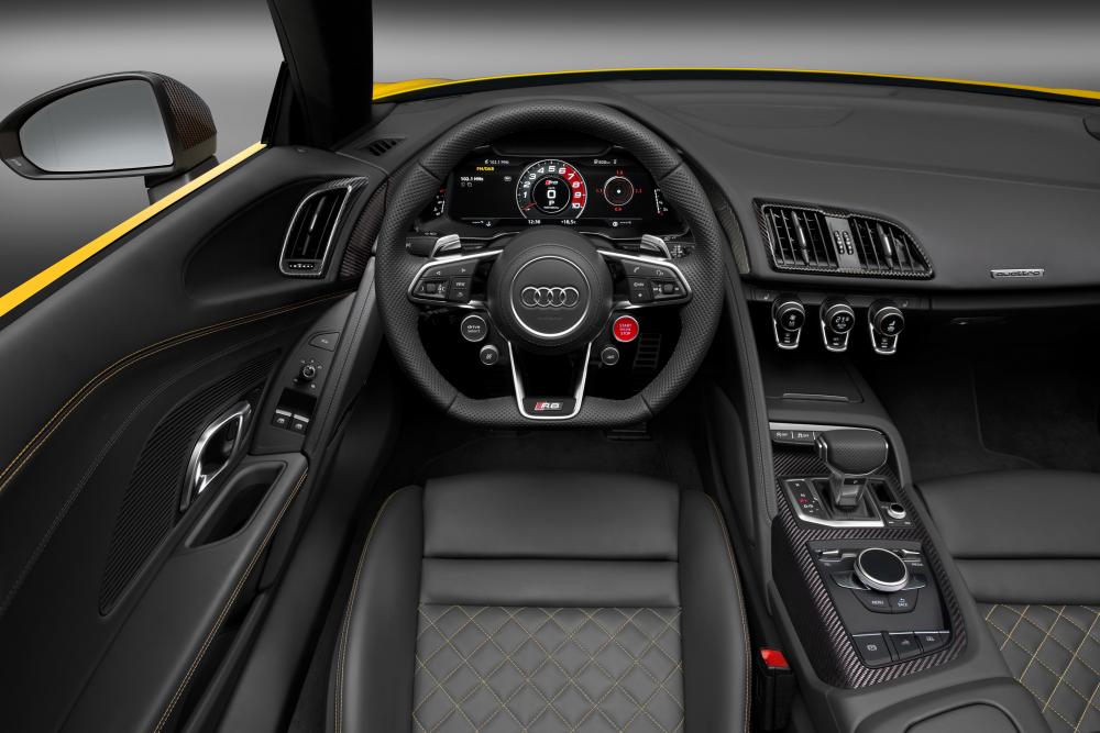 Audi R8 2 поколение (2015-2018) Spyder родстер интерьер 