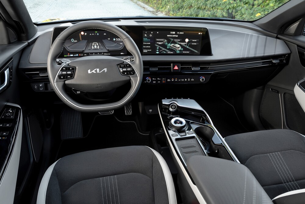 Kia EV6 1 поколение (2021) кроссовер интерьер 