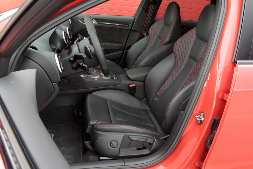 Audi RS 3 8VA (2015-2016) Sportback хетчбэк интерьер 