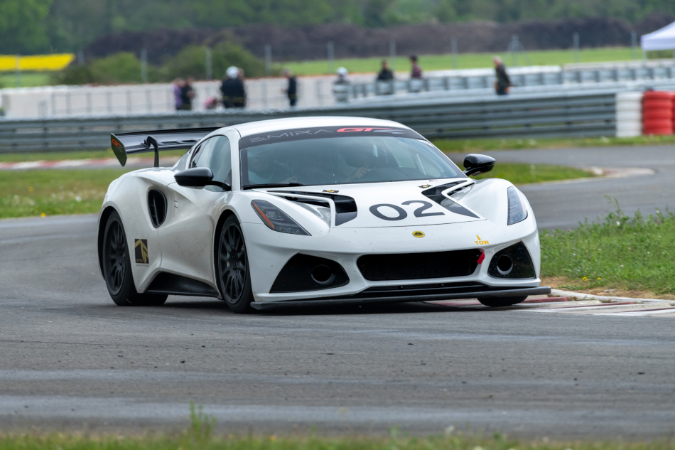 Lotus Emira GT4 на тестах на трассе «Алгарви» в Портимане