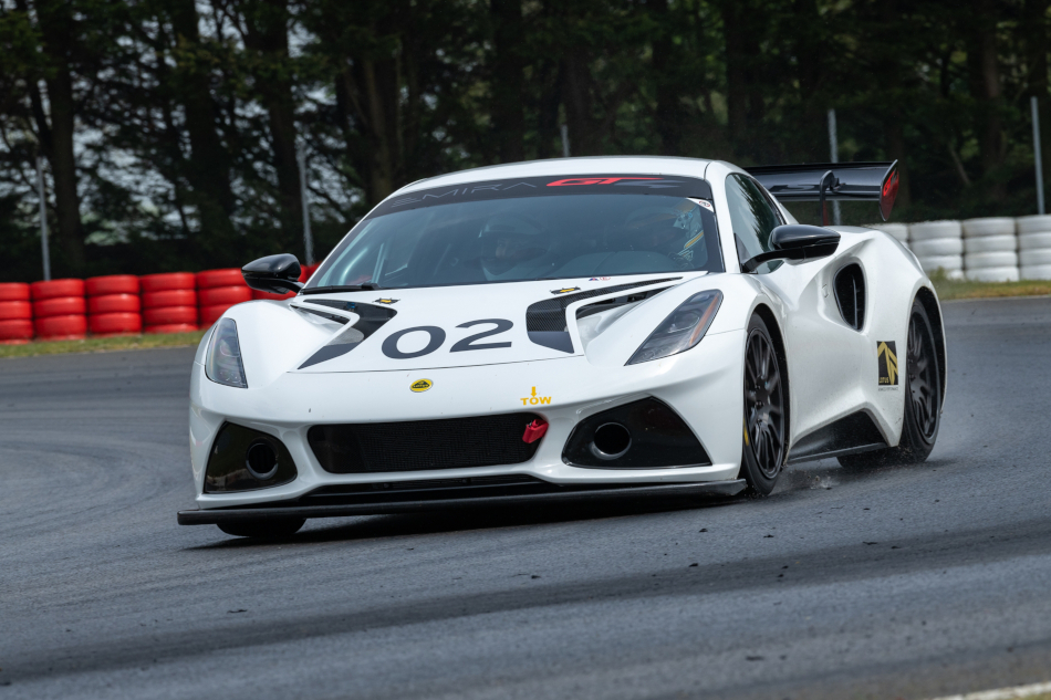 Lotus Emira GT4 на тестах на трассе «Алгарви» в Портимане