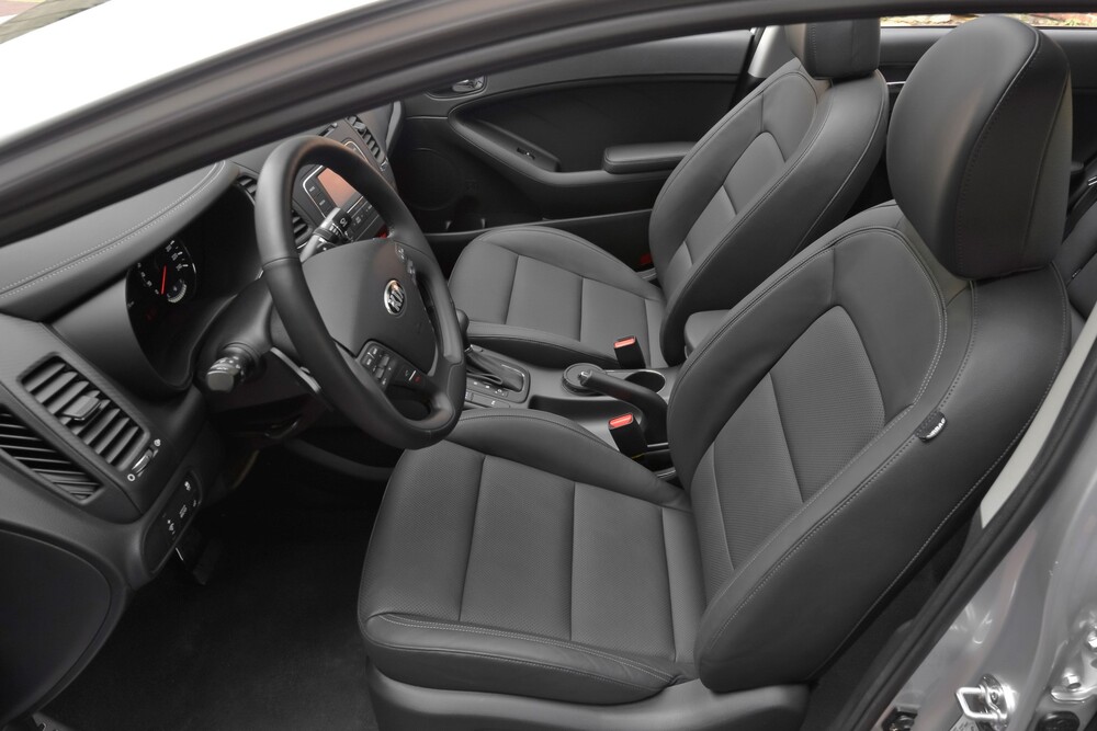 Kia Cerato 3 поколение (2012-2016) седан интерьер 