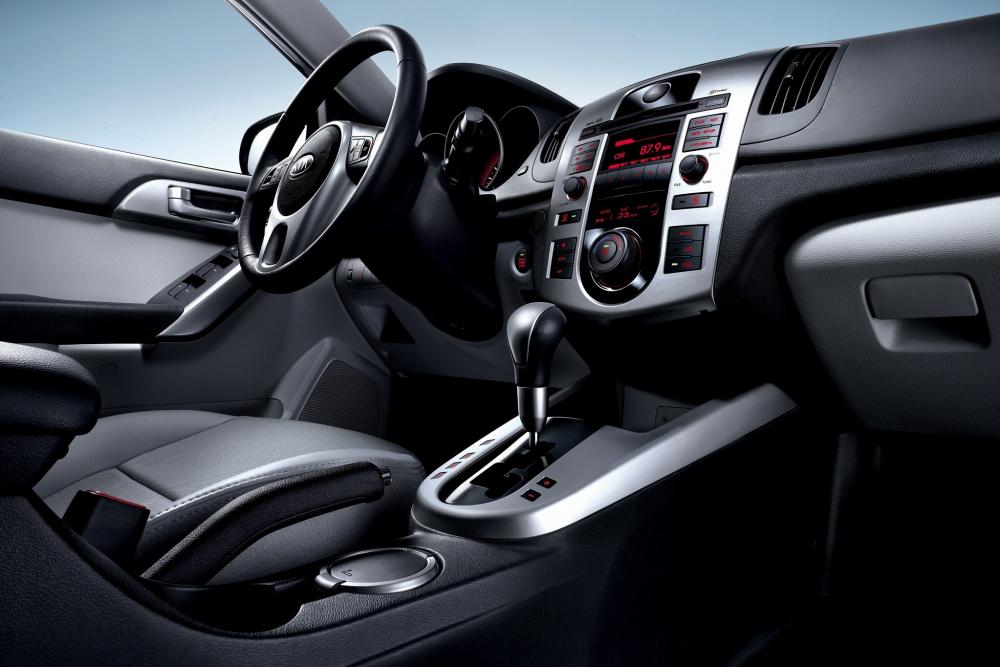 Kia Cerato 2 поколение (2009-2013) Седан интерьер