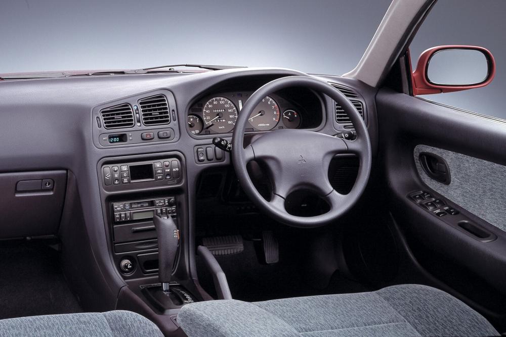 Mitsubishi Galant 7 поколение Седан интерьер 