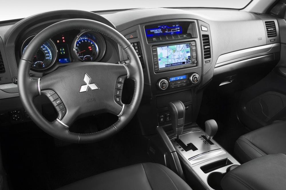 Mitsubishi Pajero 4 поколение интерьер