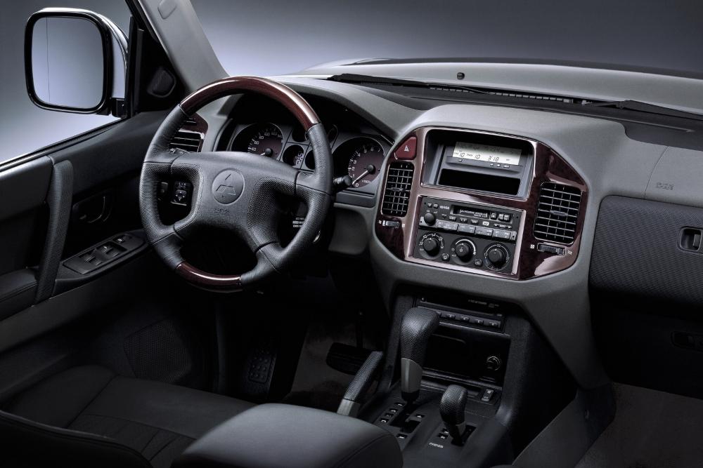 Mitsubishi Pajero 3 поколение рестайлинг Внедорожник 5-дв. интерьер 