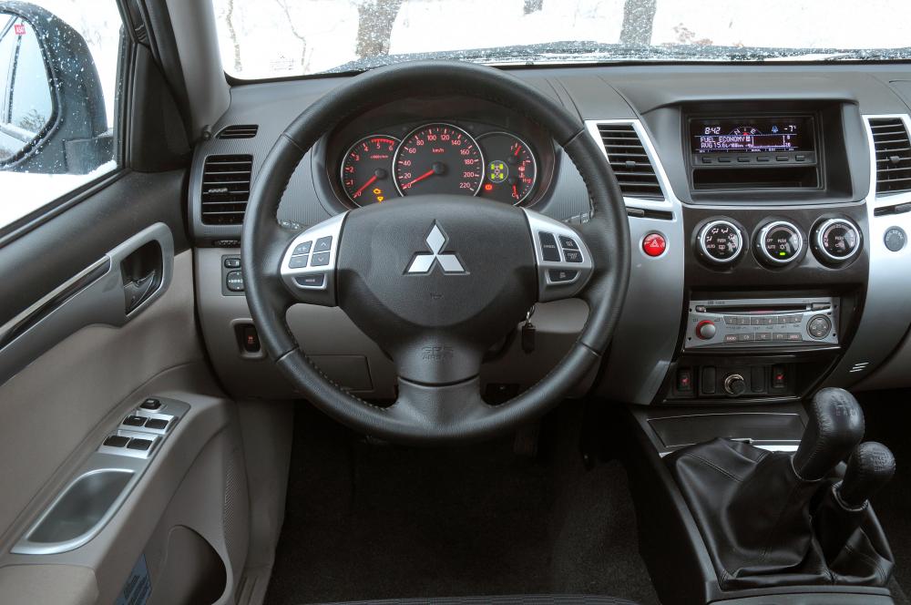 Mitsubishi Pajero Sport 2 поколение интерьер