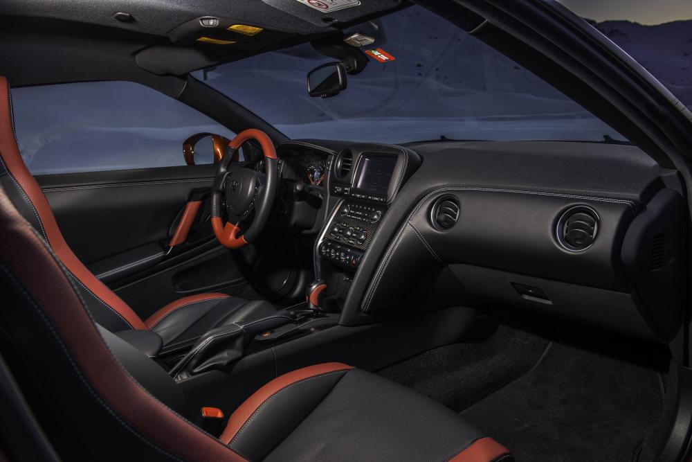 Nissan GT-R R35 [2-й рестайлинг] (2014-2016) Купе интерьер 