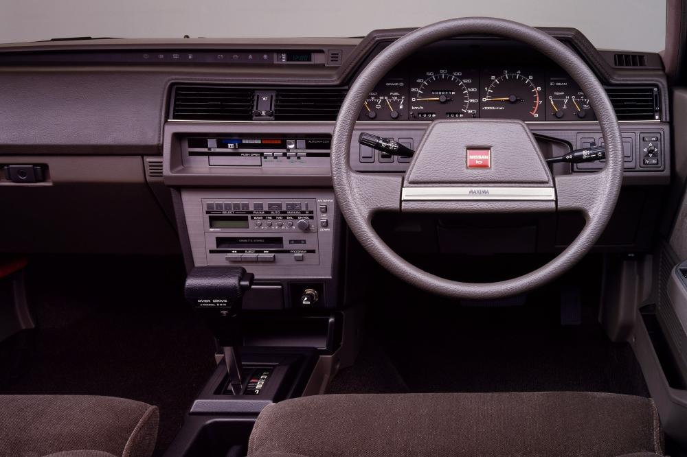 Nissan Maxima U11 (1984-1988) Седан интерьер