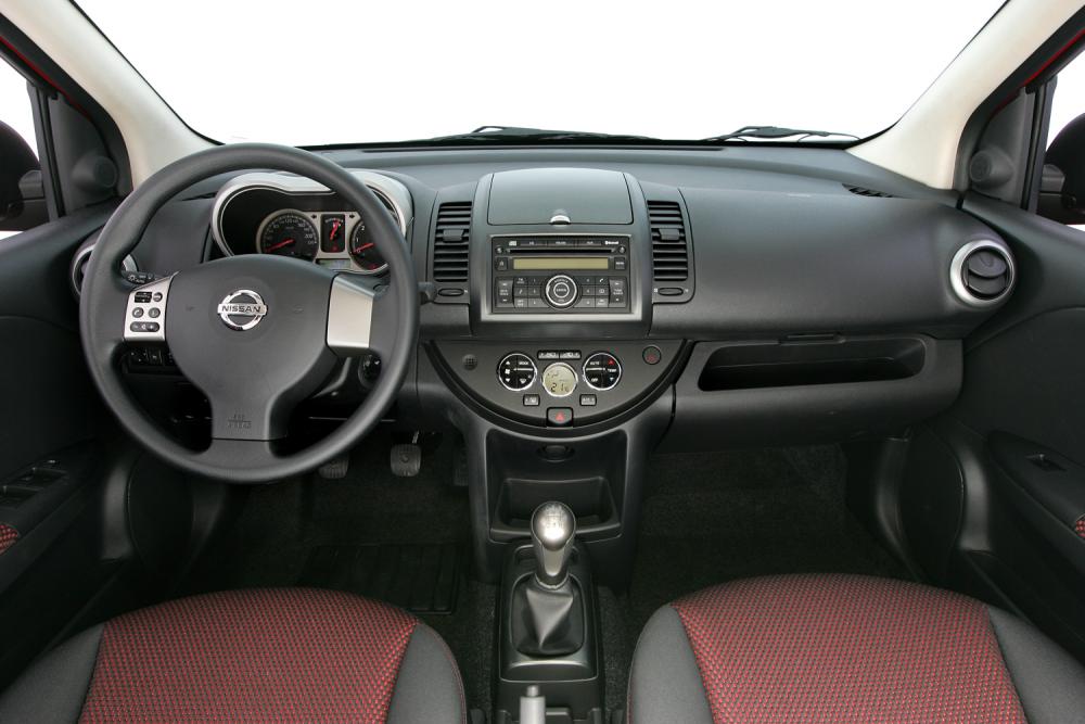 Nissan Note E11 (2005-2009) Хетчбэк интерьер 