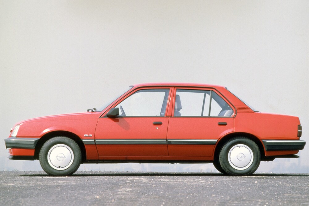 Opel Ascona 3 поколение [2-й рестайлинг] Седан 4-дв.