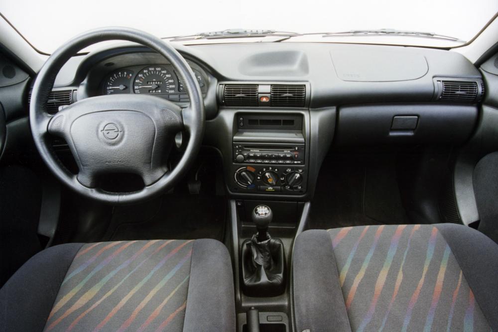 Opel Astra 1 поколение F [рестайлинг] (1994-1998) Хетчбэк 3-дв. интерьер 