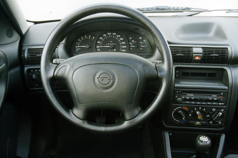 Opel Astra 1 поколение F [рестайлинг] (1994-1998) Хетчбэк 3-дв. интерьер 