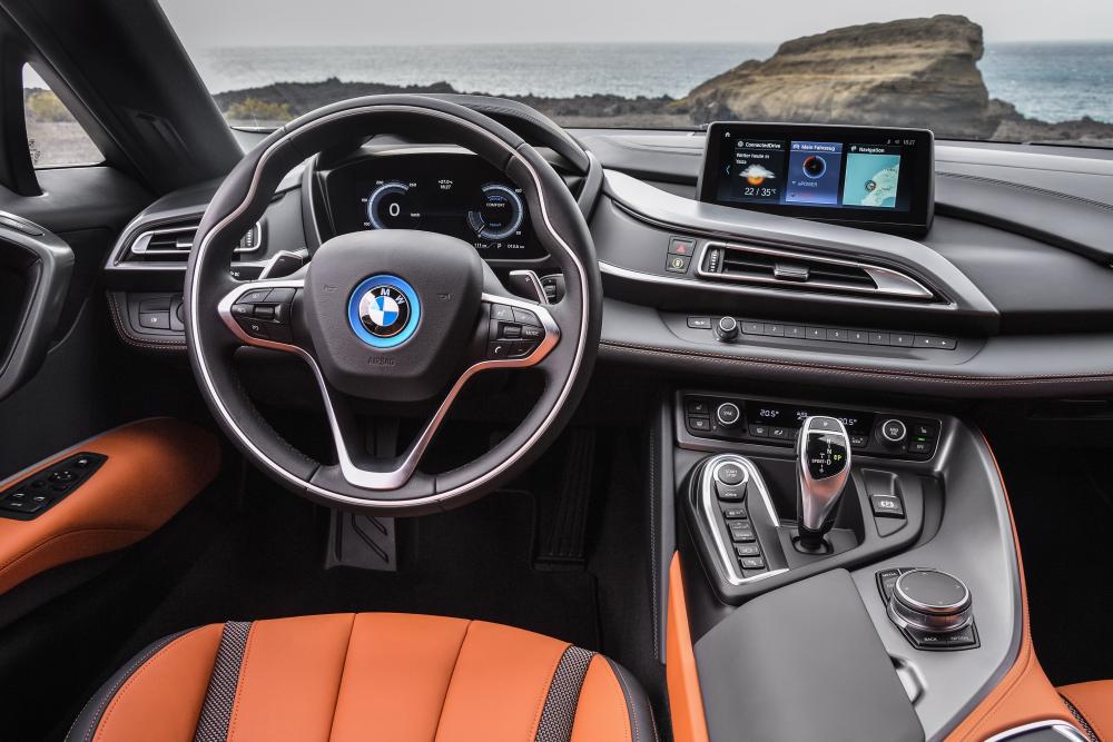 BMW i8 1 поколение I12 [рестайлинг] (2017) Родстер интерьер 