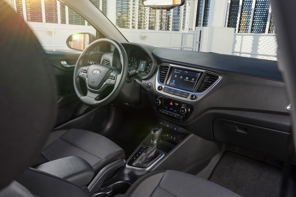 Hyundai Accent 5 поколение HC (2017) Седан интерьер 