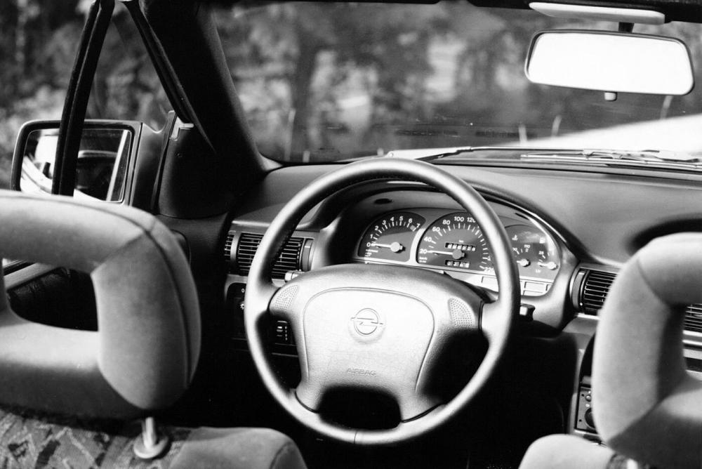 Opel Astra 1 поколение F (1993-1994) Кабриолет интерьер 