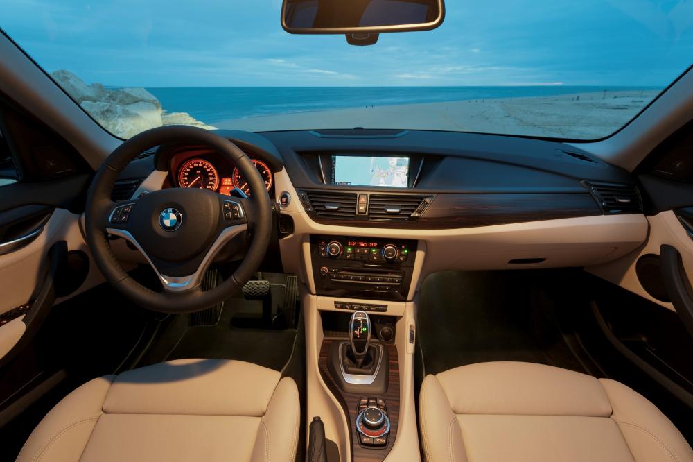 BMW X1 1 поколение E84 [рестайлинг] (2012-2015) Кроссовер интерьер 