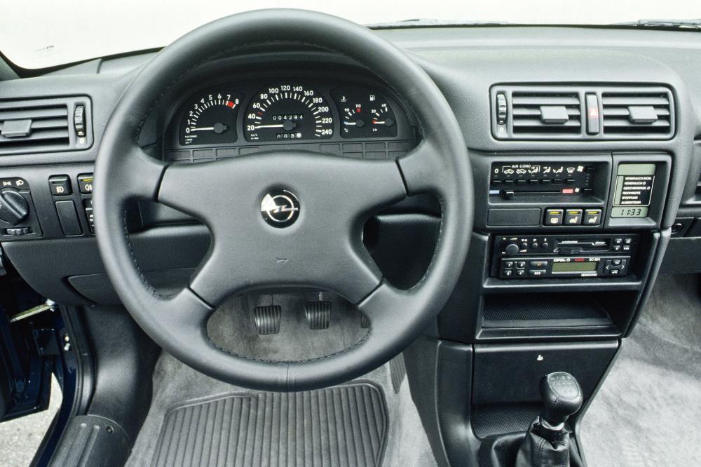 Opel Calibra 1 поколение (1989-1994) Купе интерьер 