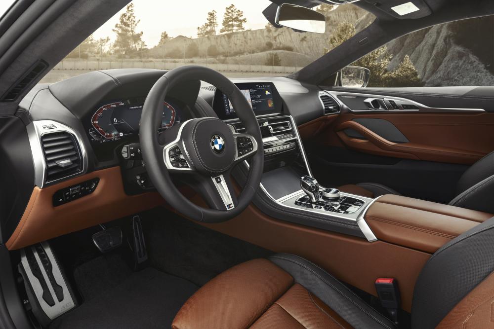 BMW 8 серия 2 поколение G15 (2018) Купе интерьер 