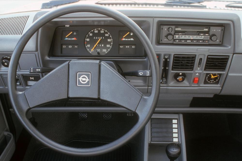 Opel Corsa 1 поколение A (1982-1987) Хетчбэк 3-дв. интерьер 