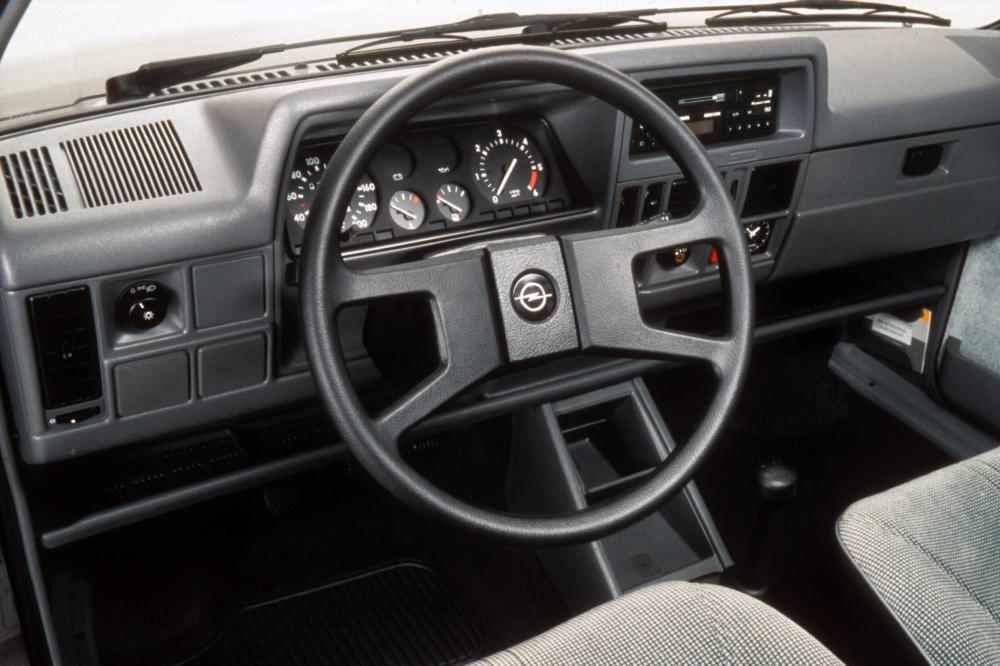 Opel Corsa A [2-й рестайлинг] (1990-1993) Хетчбэк 5-дв. интерьер 
