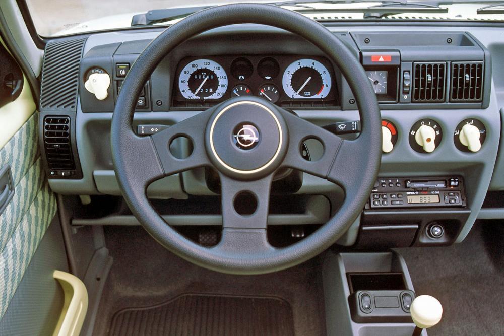Opel Corsa 1 поколение A (1985-1987) GT хетчбэк 3-дв. интерьер 