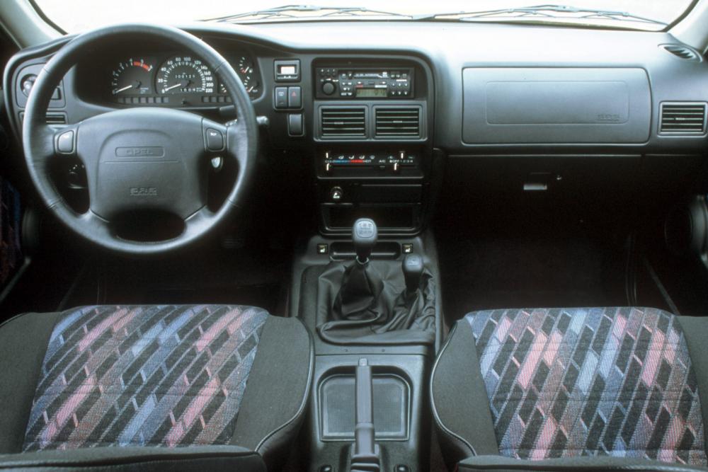 Opel Frontera 1 поколение A (1992-1998) Sport внедорожник 3-дв. интерьер 