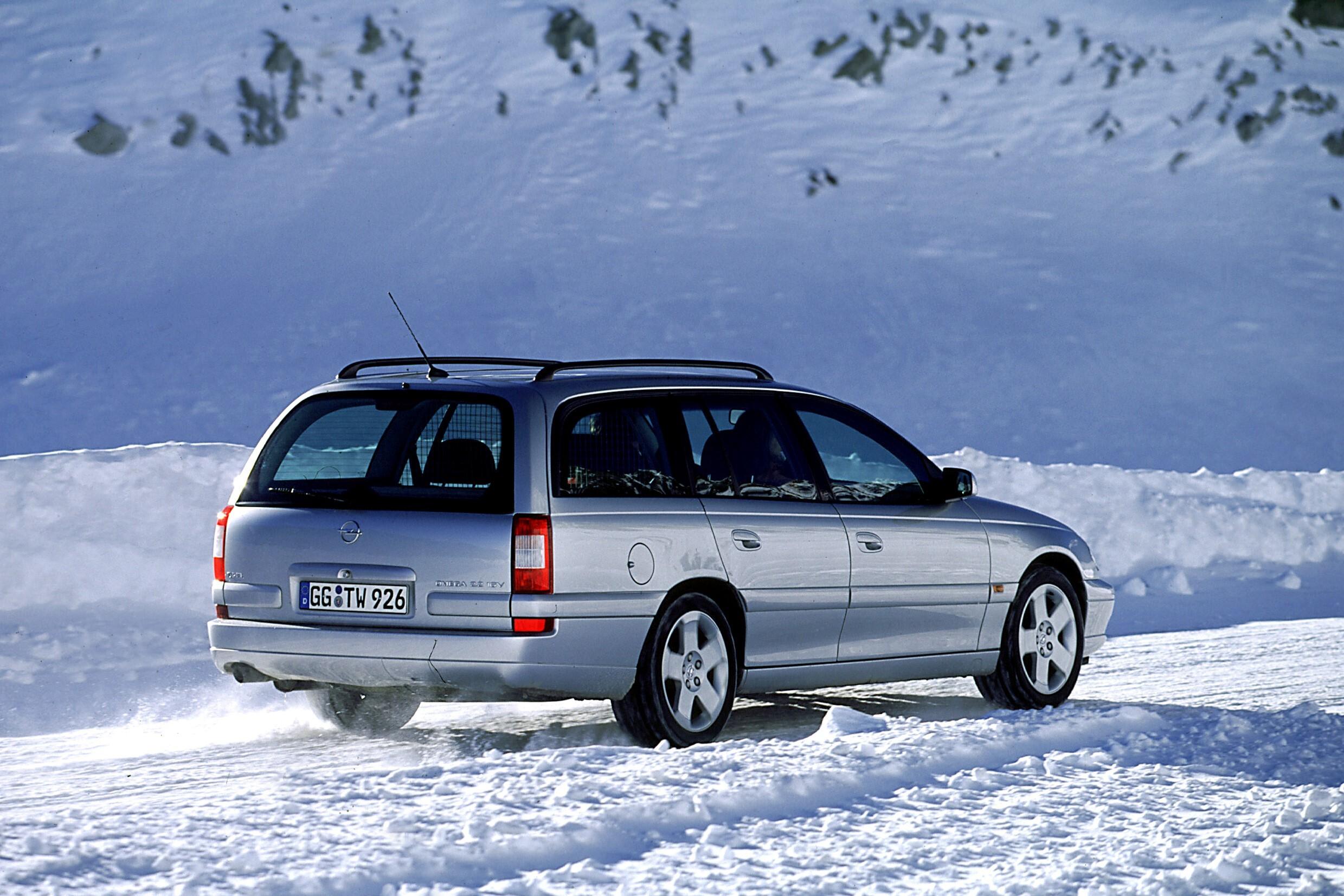 Опель универсал 2000 год. Opel Omega универсал. Размеры багажника Опель Омега б универсал.