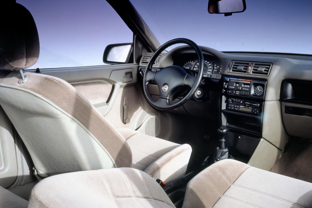 Opel Vectra 1 поколение A (1988-1995) Седан интерьер 