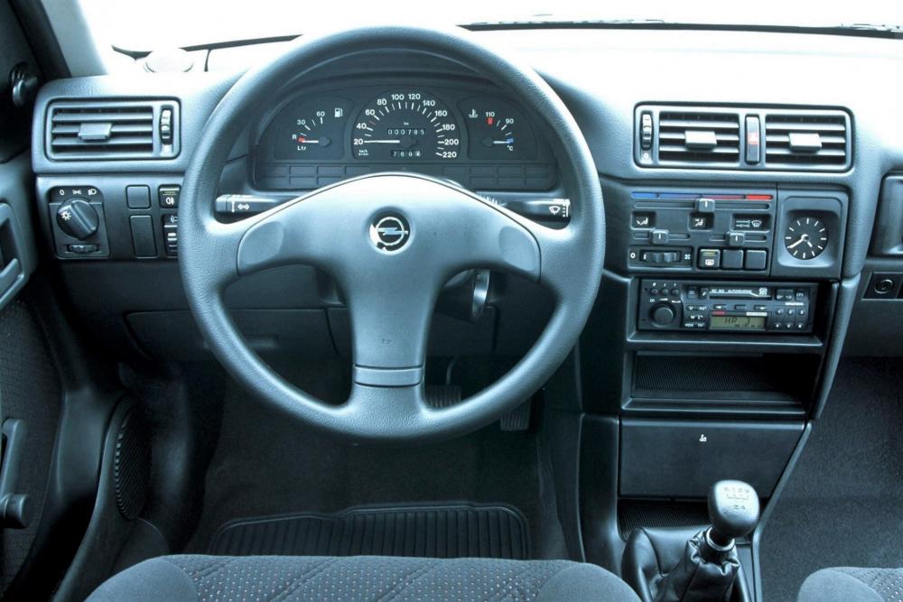 Opel Vectra 1 поколение A (1989-1995) Хетчбэк интерьер 