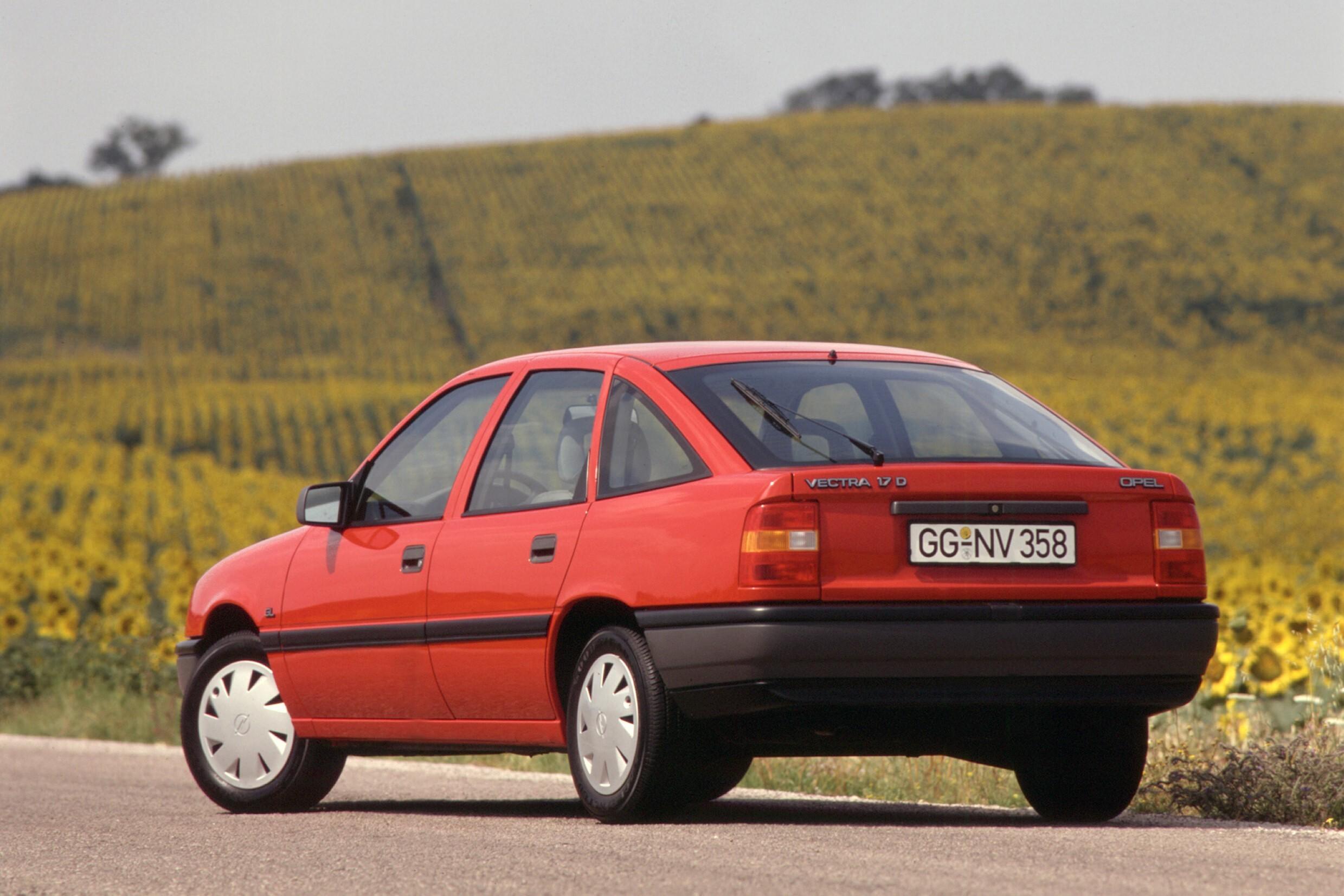 Опель вектра хэтчбек. Opel Vectra 1988. Опель Вектра хэтчбек 1995. Опель Вектра 1988. Опель Вектра хэтчбек 1992.